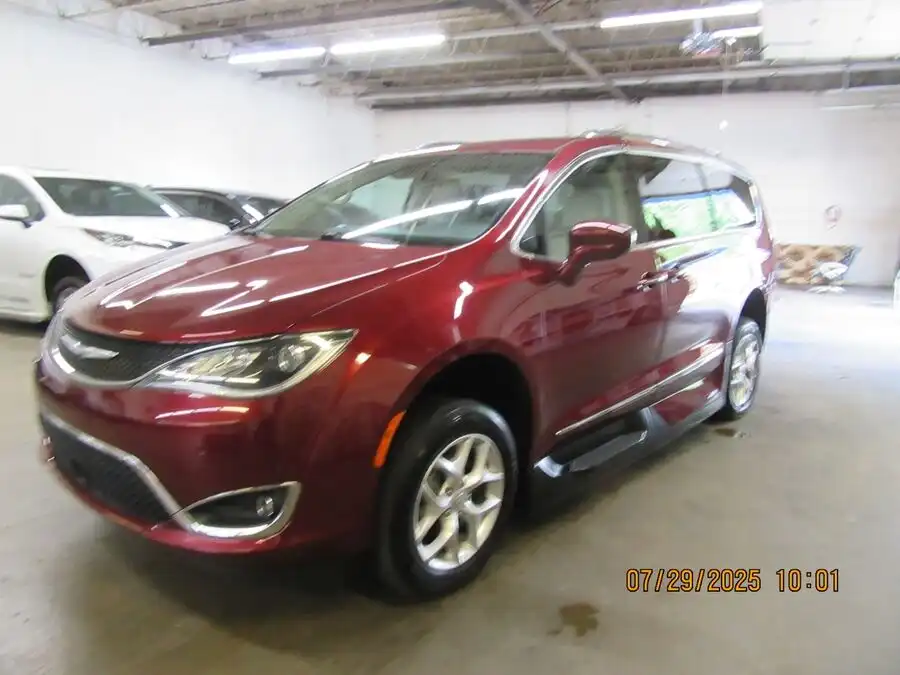 2017 Chrysler Pacifica Touring-L Plus's photo