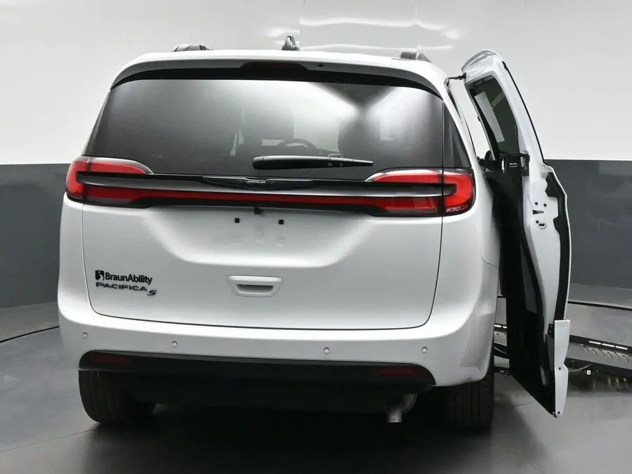 2026 Chrysler Pacifica Select photo 4