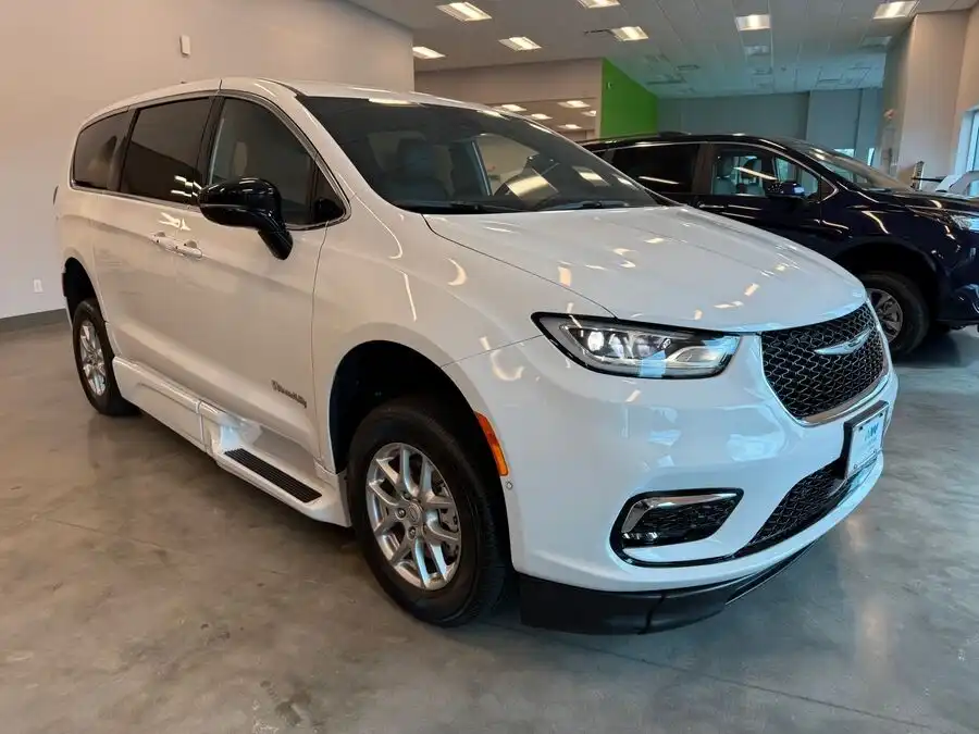 2026 Chrysler Pacifica Select's photo