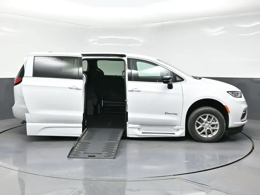 2026 Chrysler Pacifica Select photo 1