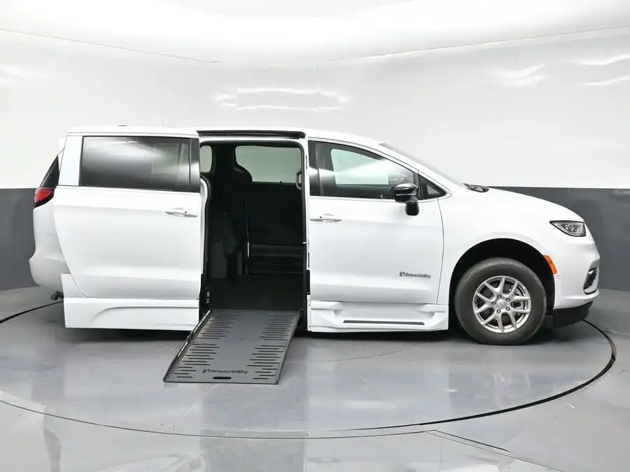 2026 Chrysler Pacifica Select's photo