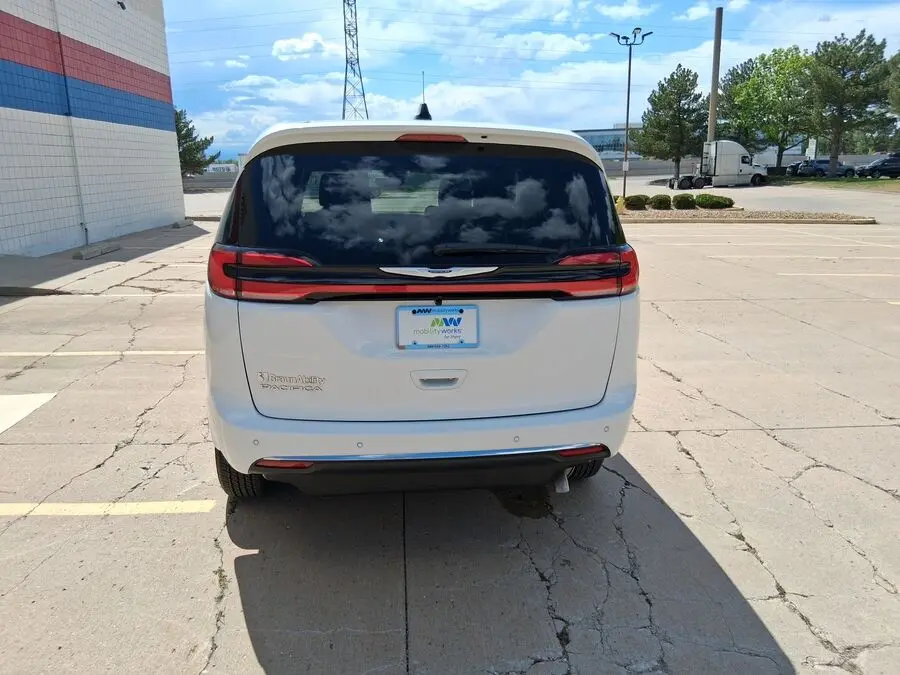 2026 Chrysler Pacifica Select photo 5