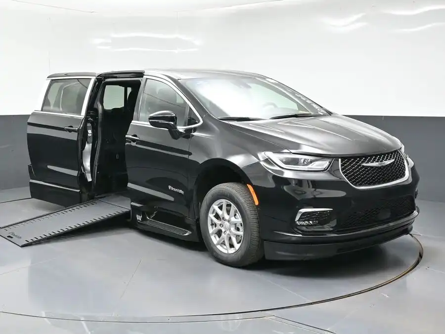 2026 Chrysler Pacifica Select's photo