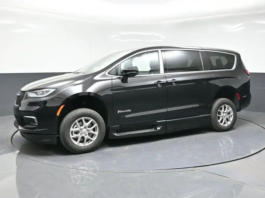 2026 Chrysler Pacifica Select's photo