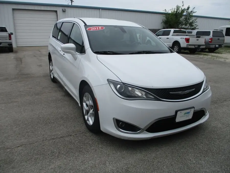 2018 Chrysler Pacifica Touring Plus photo 4