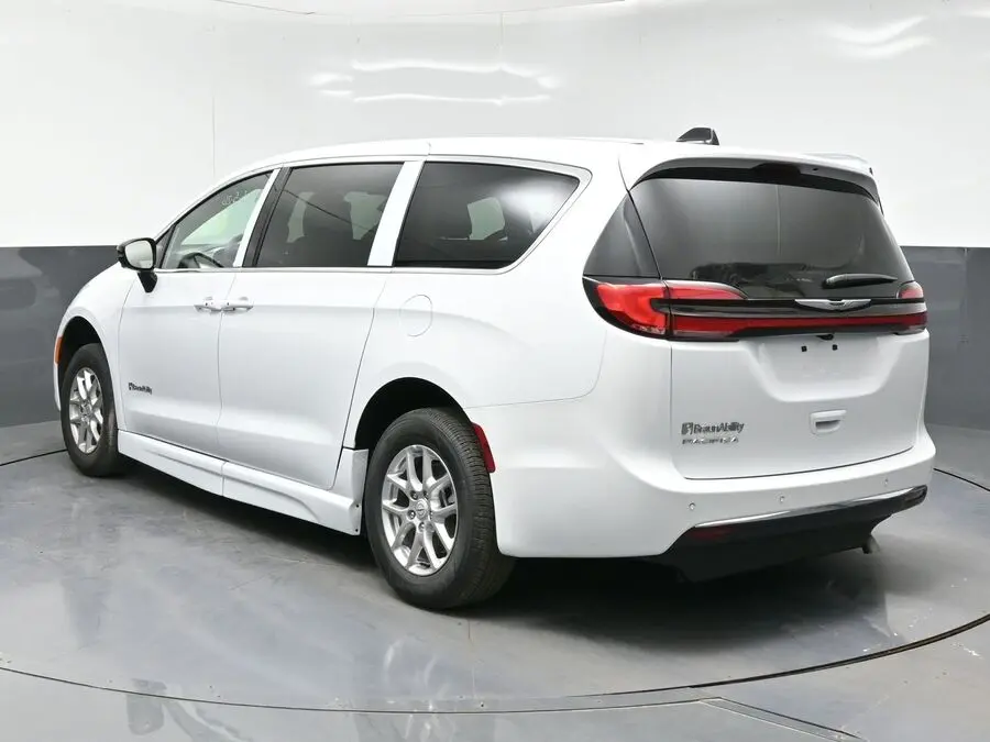 2026 Chrysler Pacifica Select photo 3