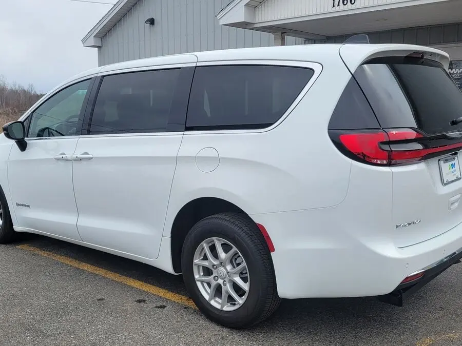 2026 Chrysler Pacifica Select photo 5