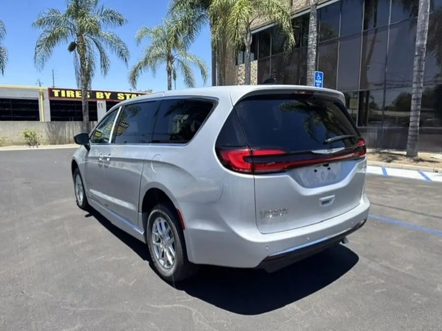2026 Chrysler Pacifica Select photo 4