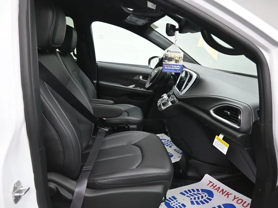 2026 Chrysler Pacifica Select photo 5