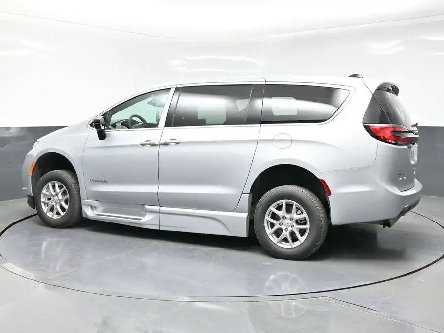 2026 Chrysler Pacifica Select's photo