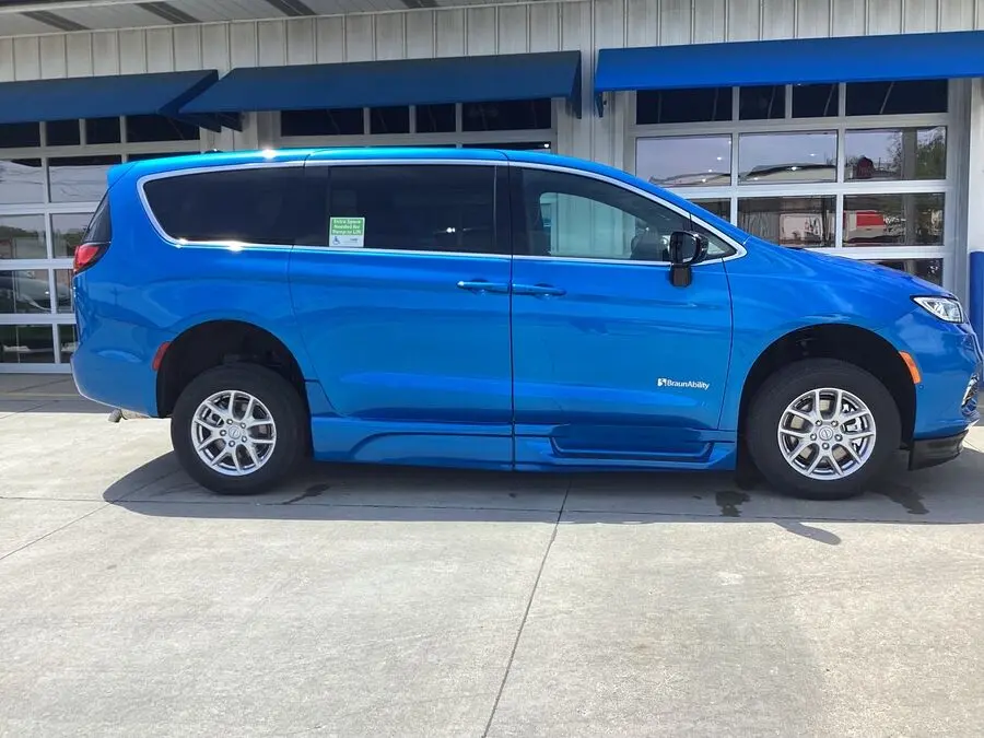 2026 Chrysler Pacifica Select photo 5