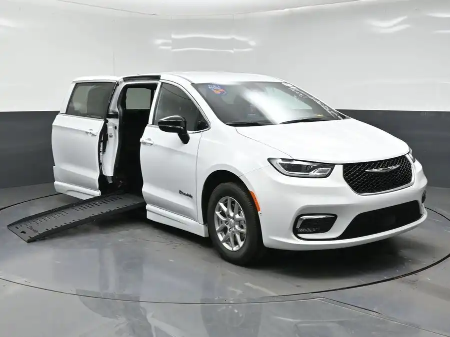 2026 Chrysler Pacifica Select's photo