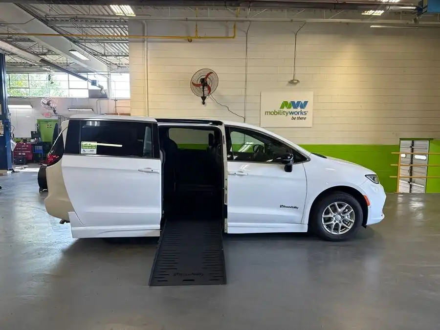 2026 Chrysler Pacifica Select's photo