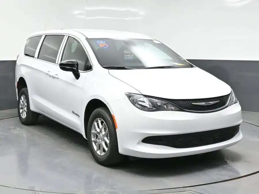 2026 Chrysler Voyager LX's photo