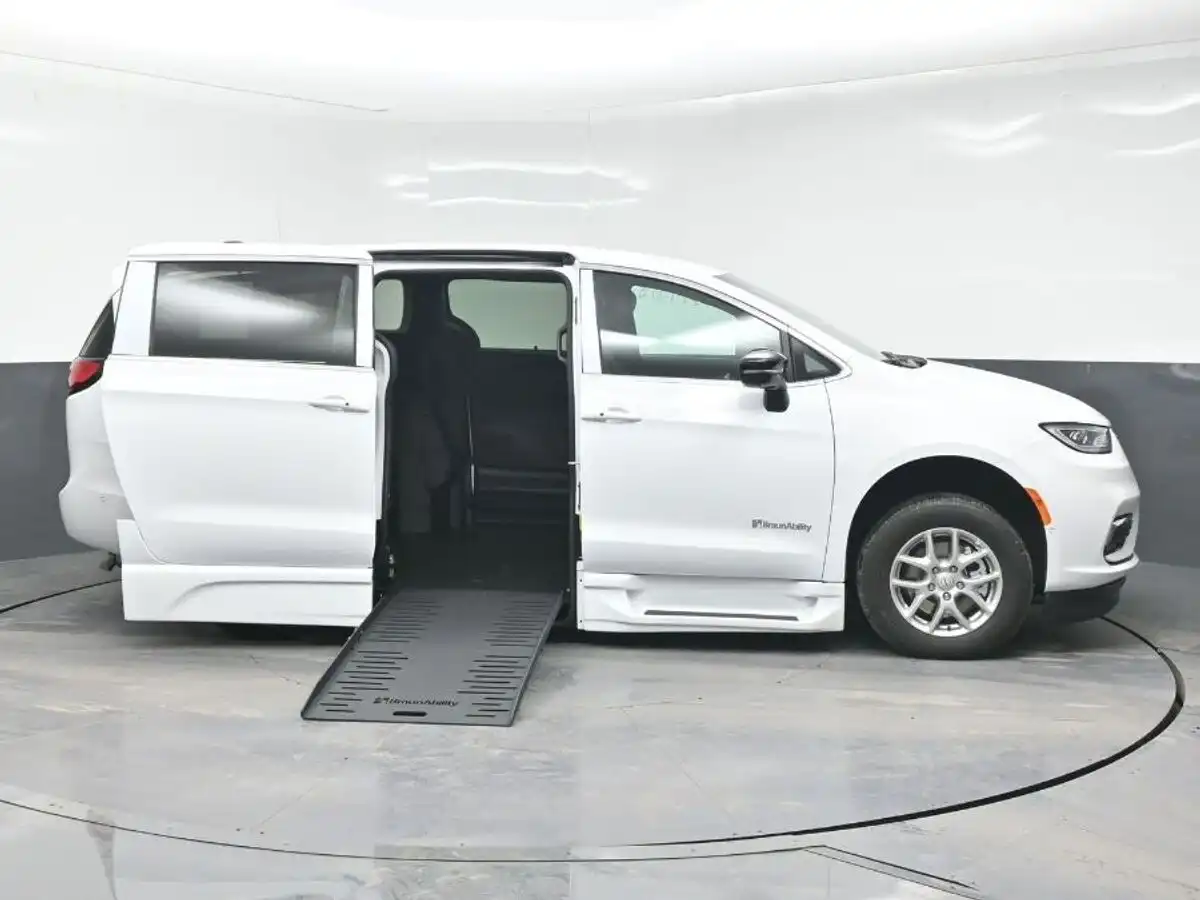 2025 Chrysler Pacifica Select's photo