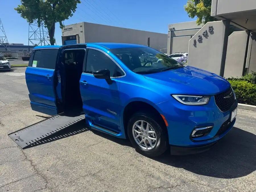 2026 Chrysler Pacifica Select's photo