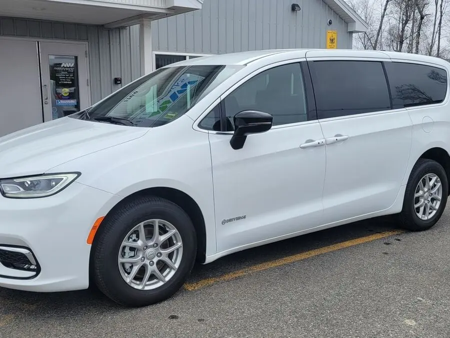 2026 Chrysler Pacifica Select photo 3