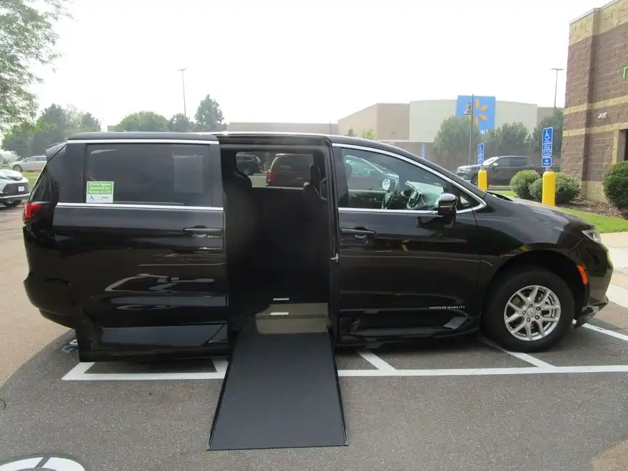 2026 Chrysler Pacifica Select's photo