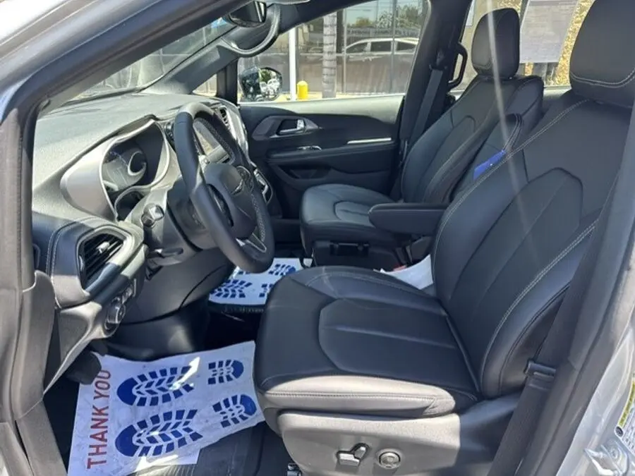 2026 Chrysler Pacifica Select photo 5