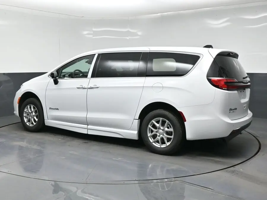 2026 Chrysler Pacifica Select photo 4