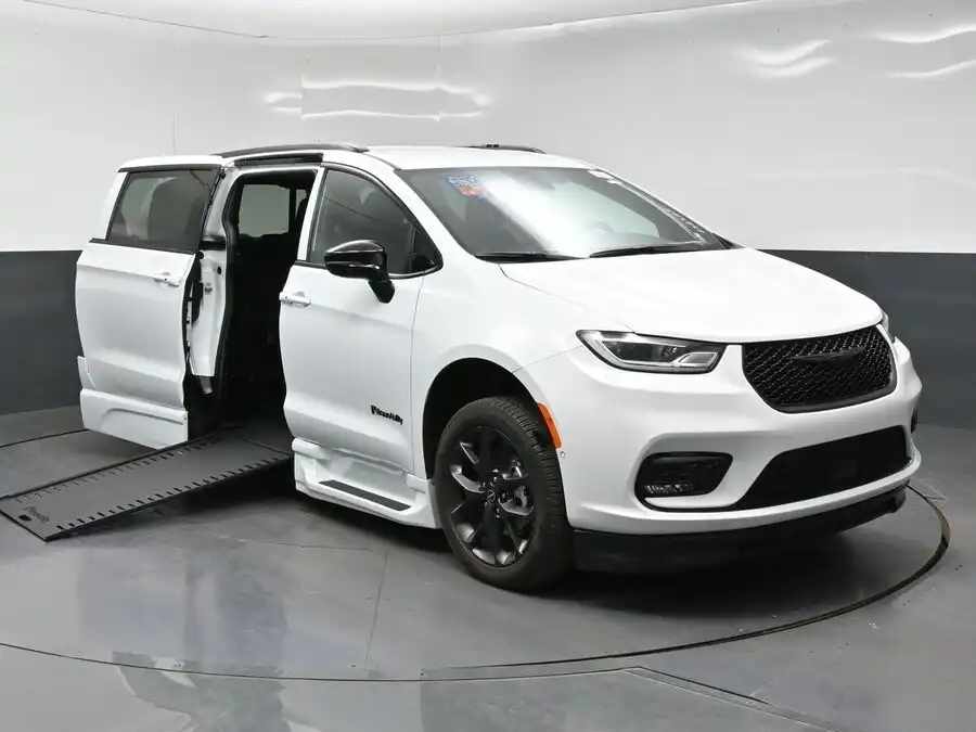 2026 Chrysler Pacifica Select's photo