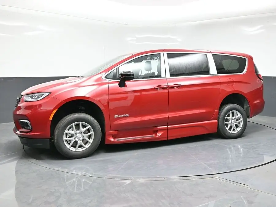2026 Chrysler Pacifica Select photo 3