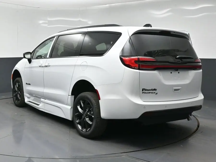 2026 Chrysler Pacifica Select photo 5