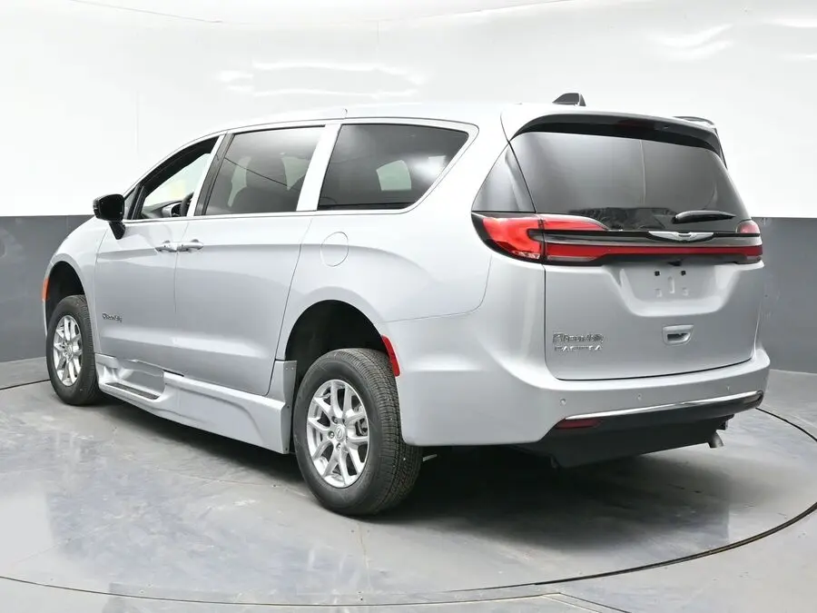 2026 Chrysler Pacifica Select photo 3