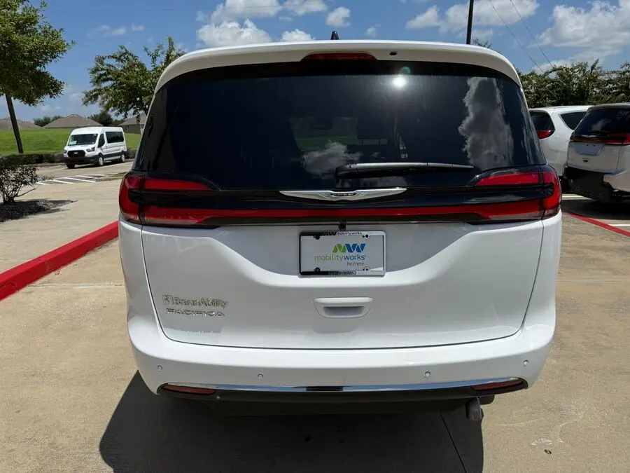2026 Chrysler Pacifica Select photo 4