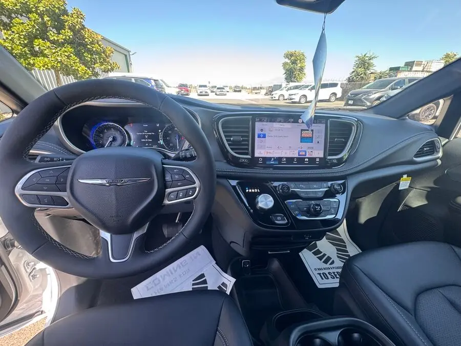2026 Chrysler Pacifica Select photo 5