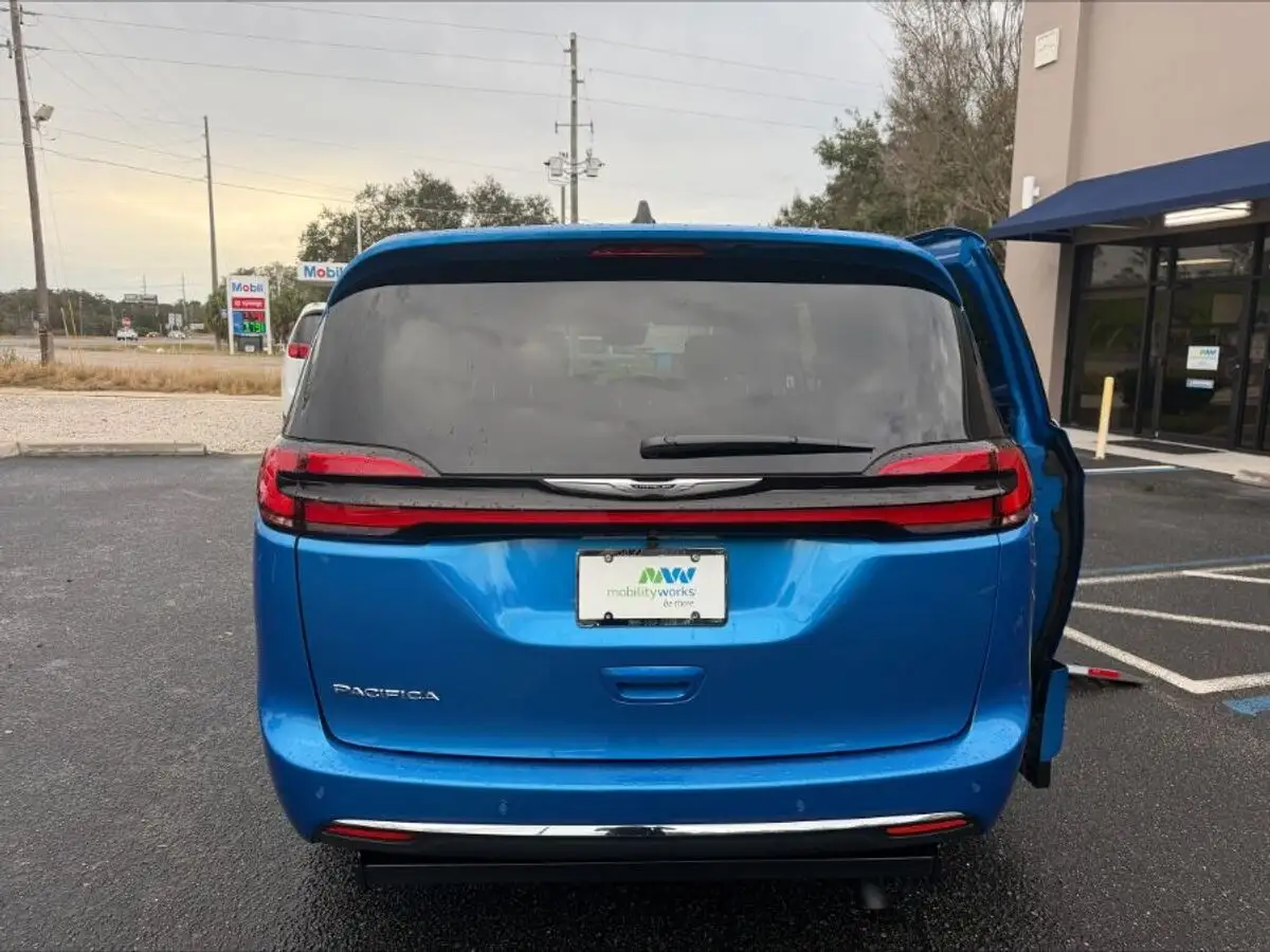 2026 Chrysler Pacifica Select photo 1