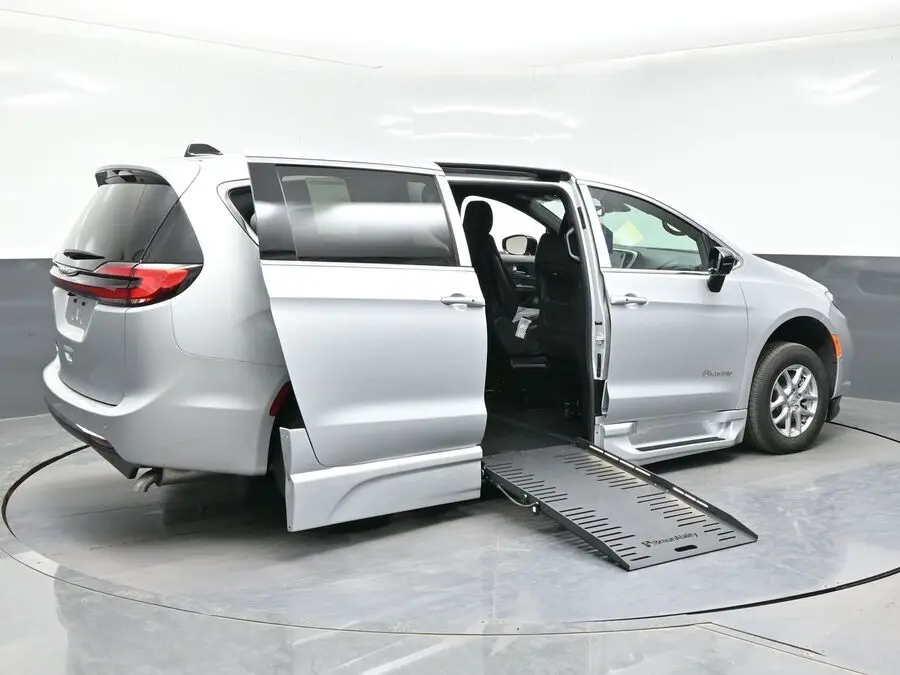 2026 Chrysler Pacifica Select photo 5