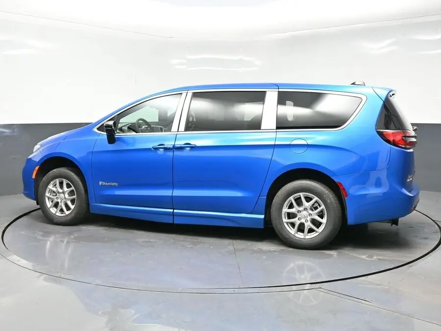 2026 Chrysler Pacifica Select photo 4