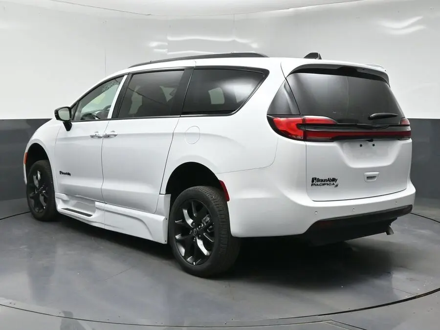 2026 Chrysler Pacifica Select photo 3