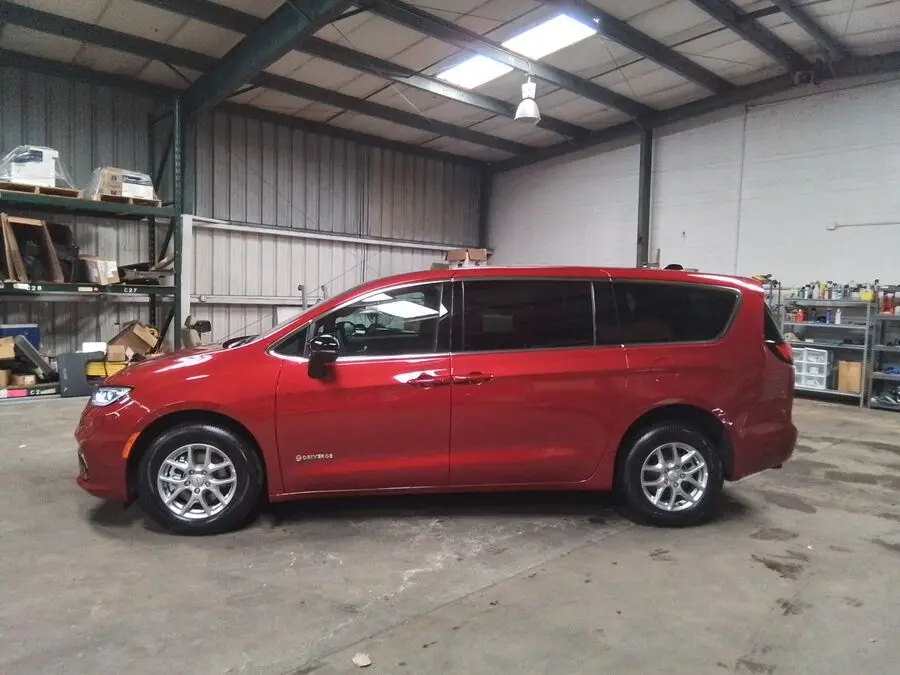 2026 Chrysler Pacifica Select photo 4