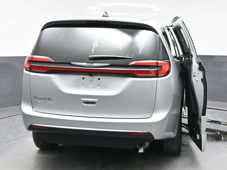 2026 Chrysler Pacifica Select photo 4