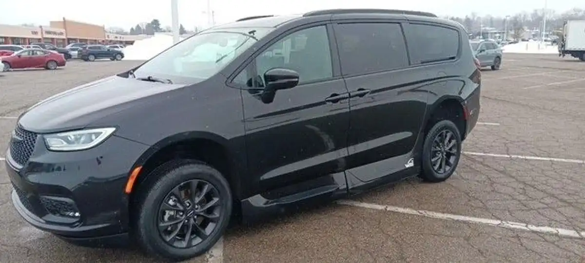 2021 Chrysler Pacifica Touring L's photo