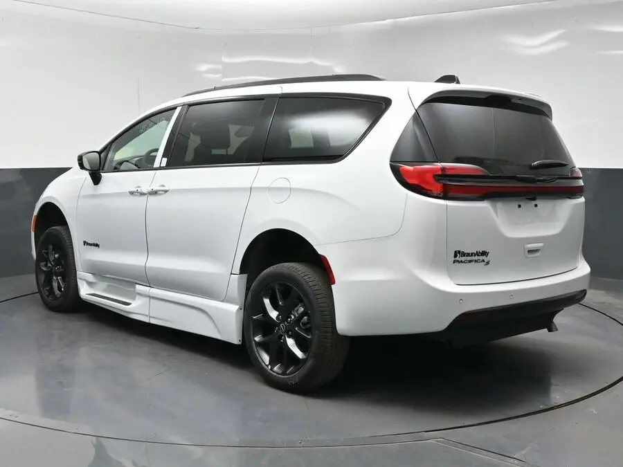 2026 Chrysler Pacifica Select photo 3