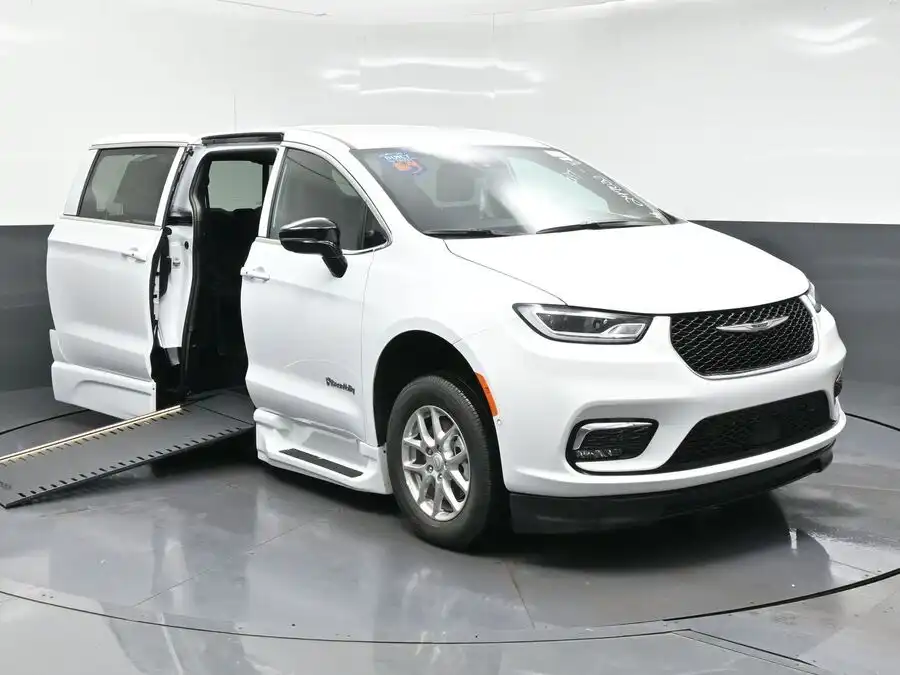 2026 Chrysler Pacifica Select's photo