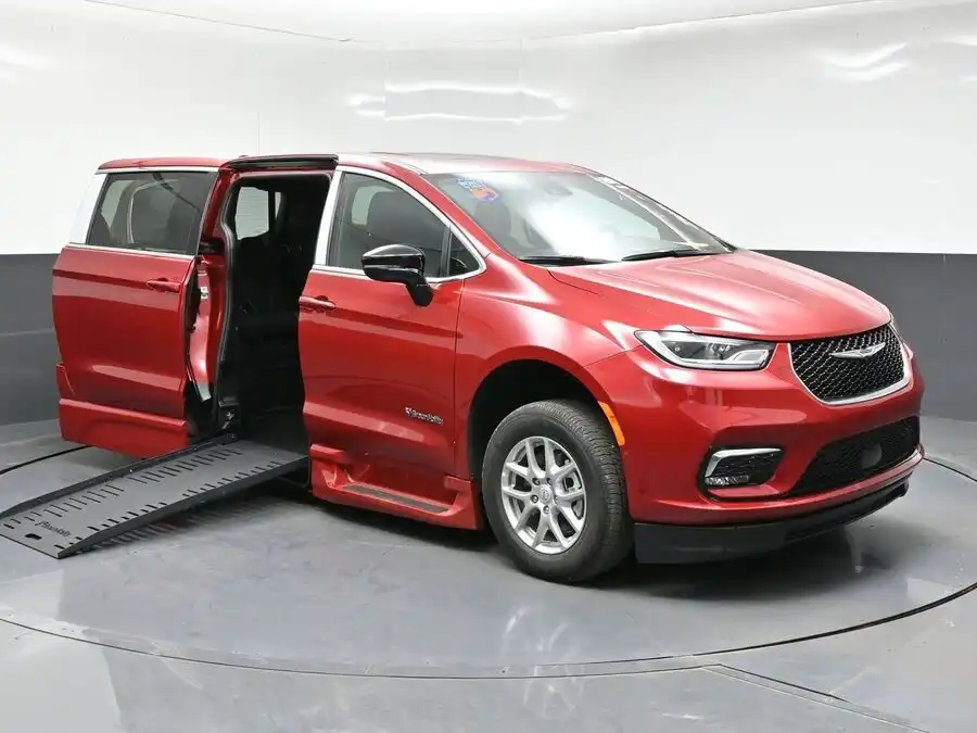 2026 Chrysler Pacifica Select's photo