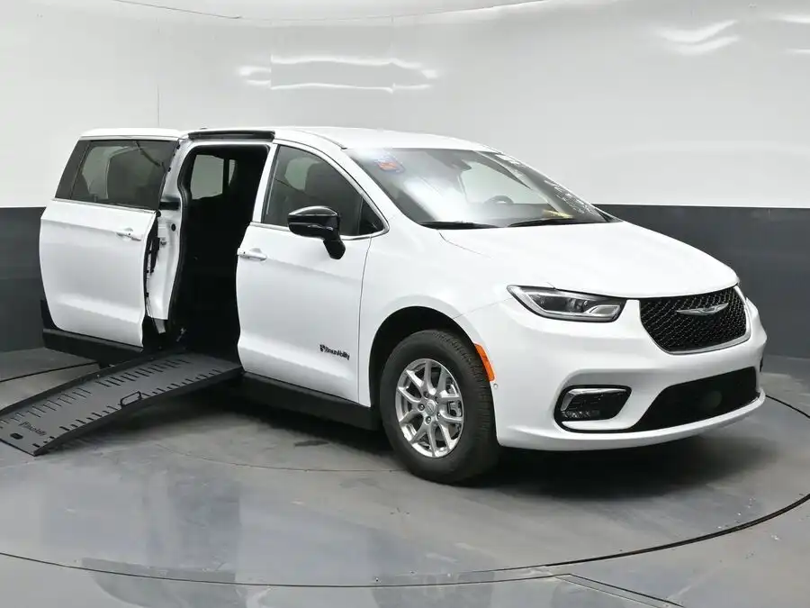 2026 Chrysler Pacifica Select's photo