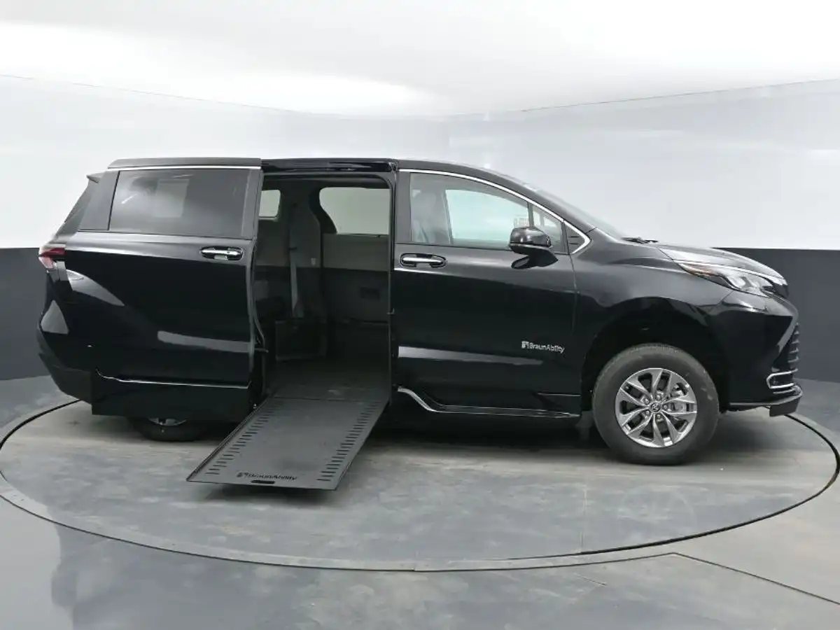 2024 Toyota Sienna XLE 7-Passenger Hybrid FWD's photo