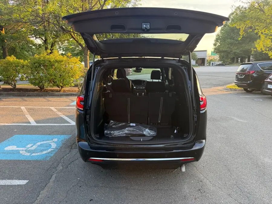 2026 Chrysler Pacifica Select photo 5