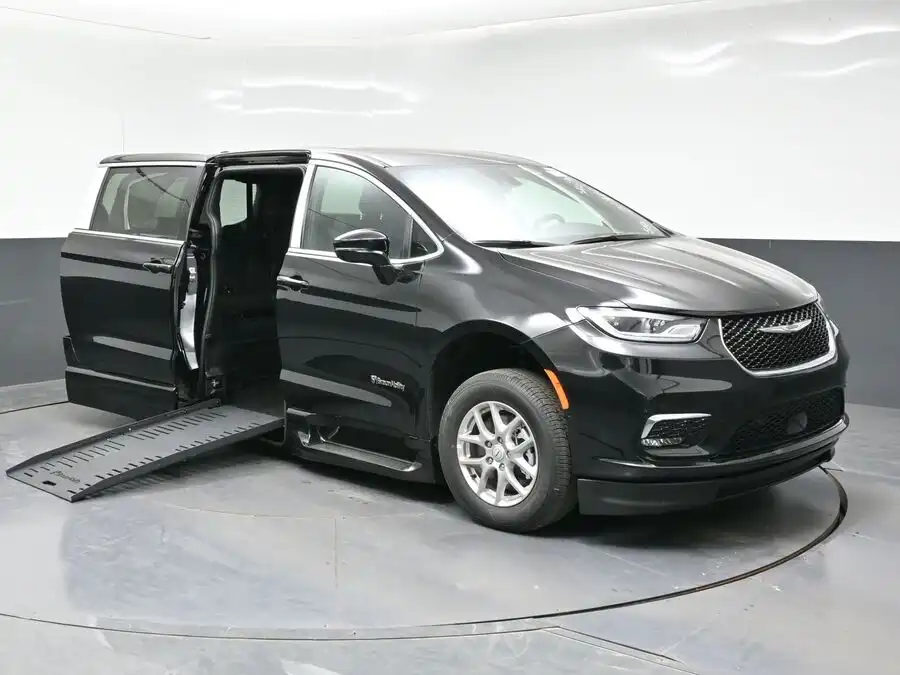 2026 Chrysler Pacifica Select's photo