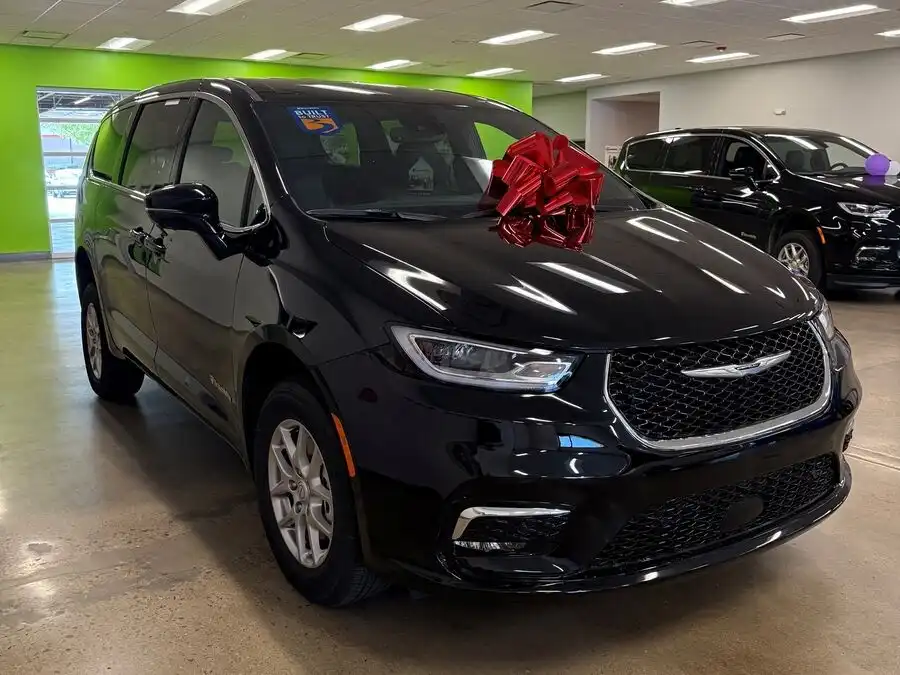 2026 Chrysler Pacifica Select's photo