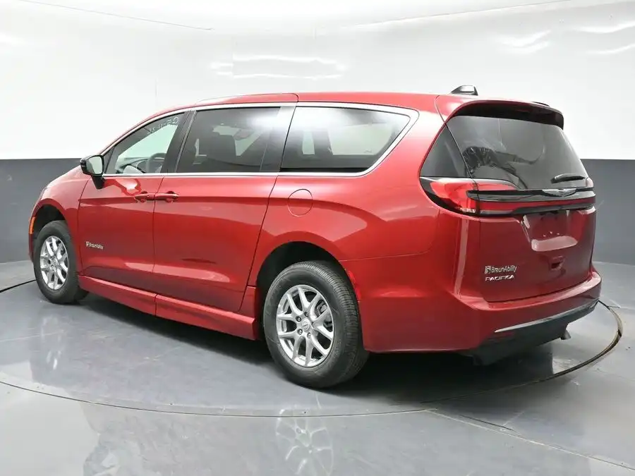 2026 Chrysler Pacifica Select's photo