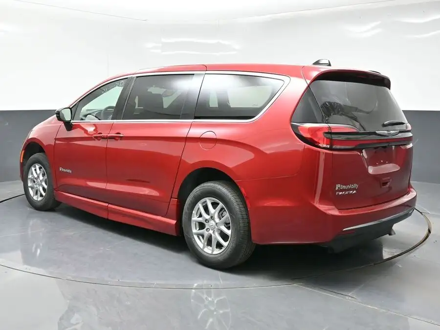 2026 Chrysler Pacifica Select's photo