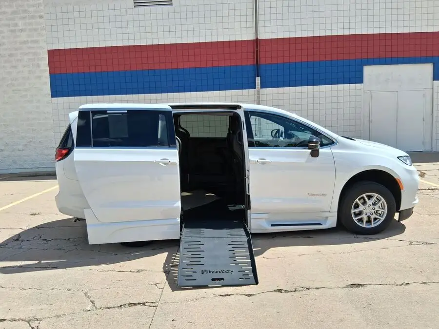 2026 Chrysler Pacifica Select photo 1