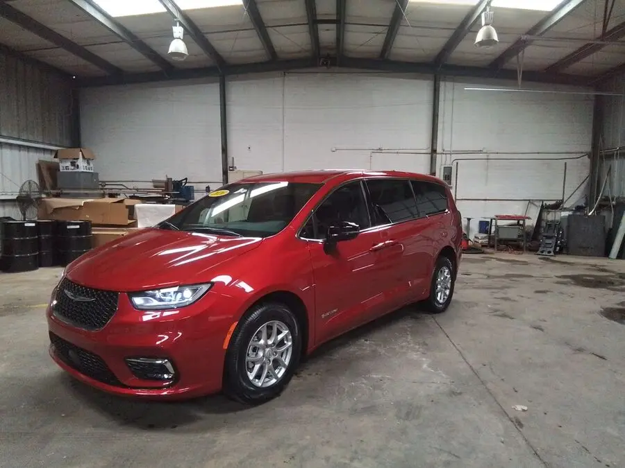 2026 Chrysler Pacifica Select photo 3