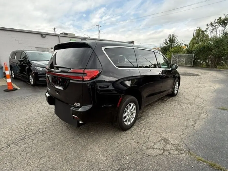 2026 Chrysler Pacifica Select photo 3